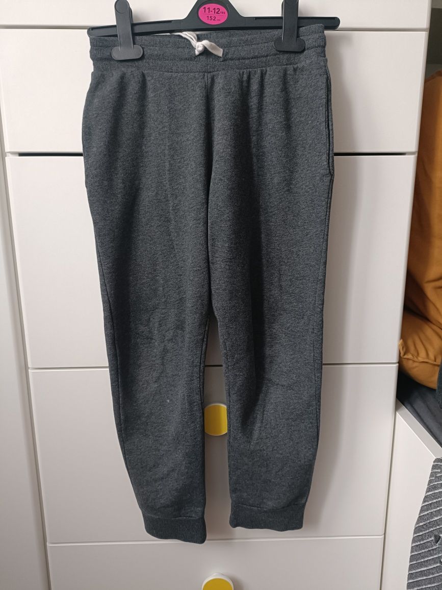 Szare spodnie dresowe ściągacze bawełna ocieplenie r. 140 h&M na gumie