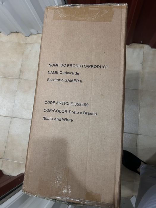 Cadeira gamer preta e branca