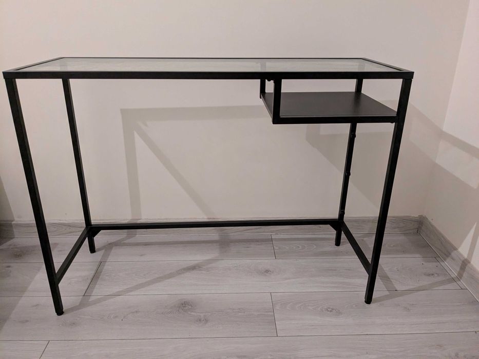 Biurko z szklanym blatem i metalowym czarnym stelażem