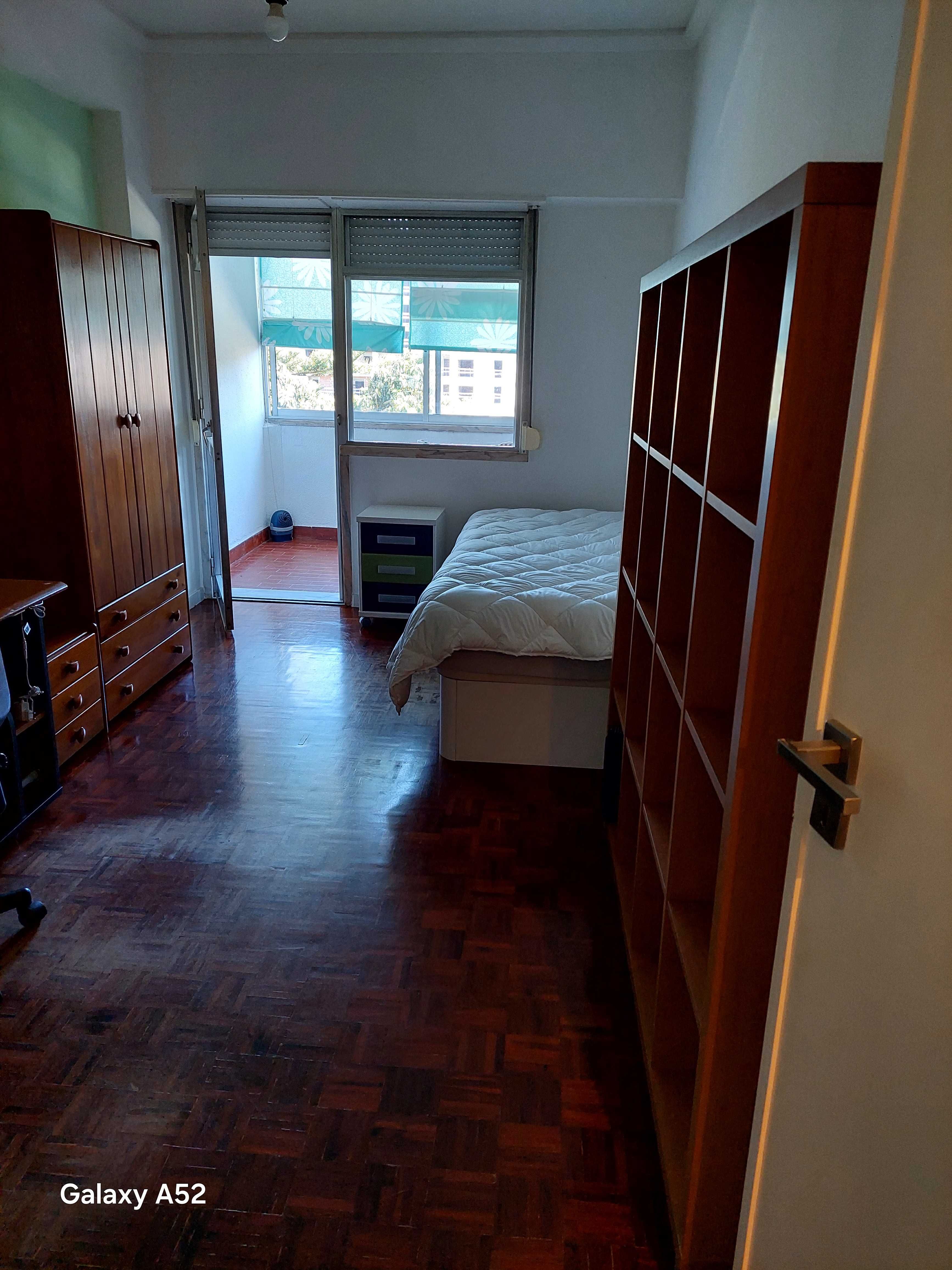 Aluga-se quarto a estudante (m / f)