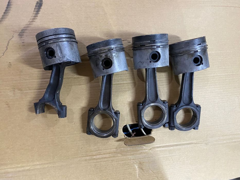 Поршня и шатуны с двигателя DW8 1 ремонт