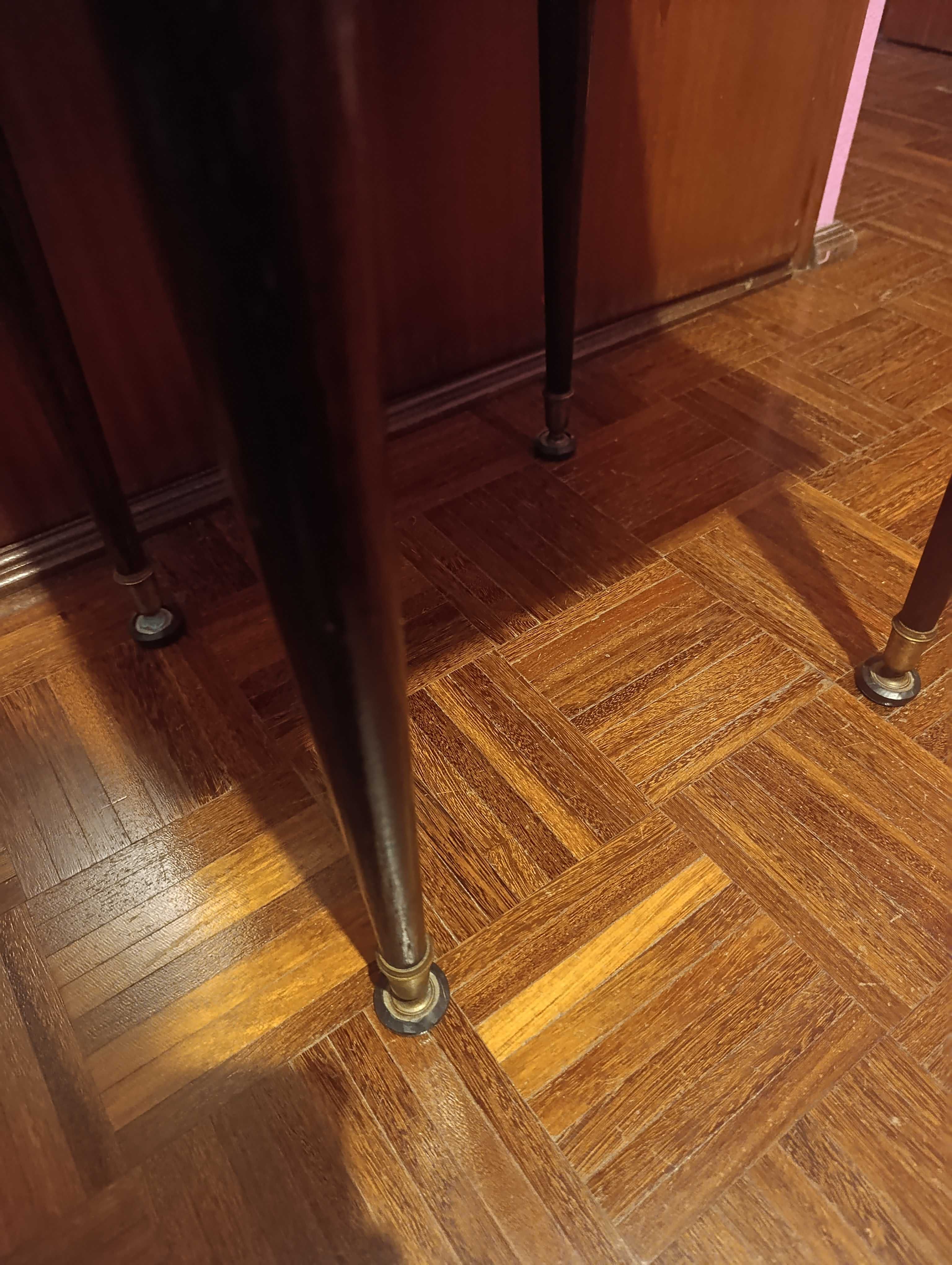 Mesa de cabeceira estilo antigo c/gaveta