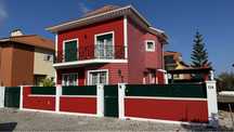 Moradia isolada T7 no Lourel-Sintra, no piso -1, tem um apartamento T2