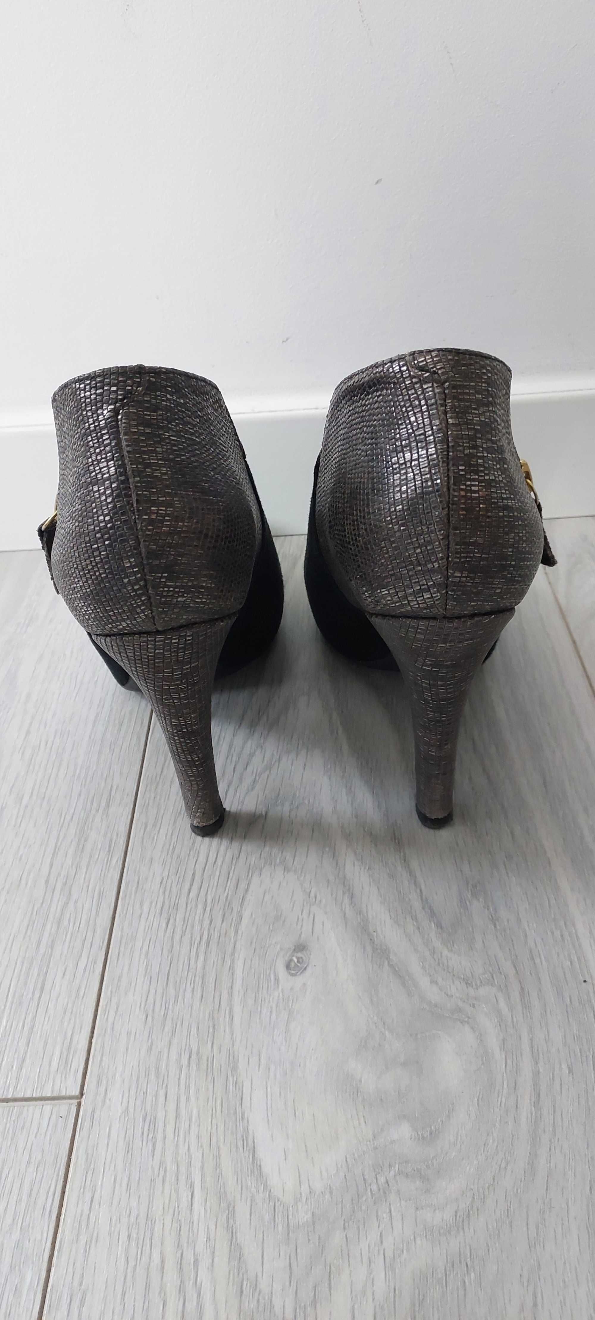 Botas pelo tornozelo