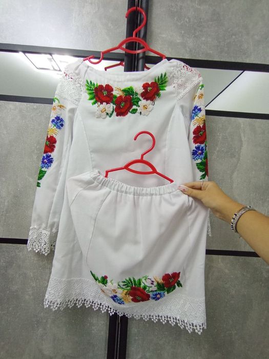 Продам Вишиванку з бісеру в ідеальному стані.На вік 6-8 років. Ціна 70