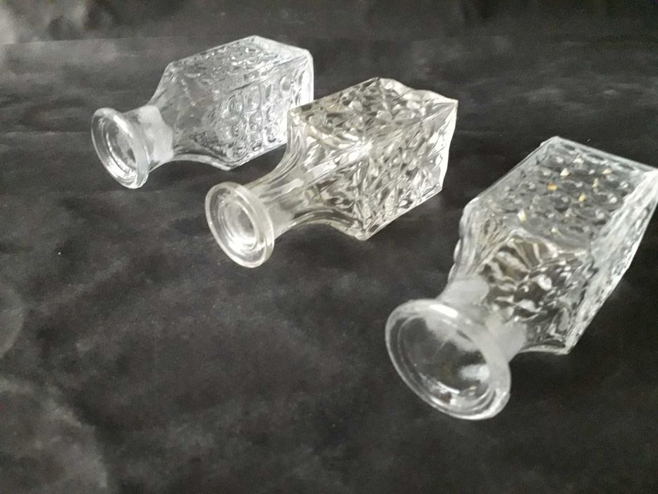 Zestaw trzech buteleczek do przypraw z okresu PRLu.