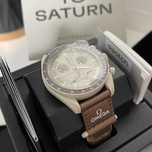 Misja na Księżyc Saturna: Omega x Swatch SO33T100 w Limitowanej Serii