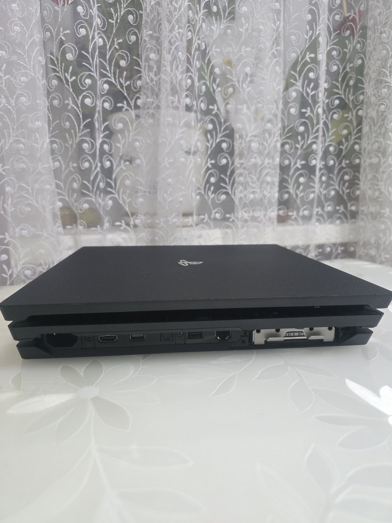 PS4 Pro 1TB/ Playstation 4 Pro +2 геймпада + зар станция