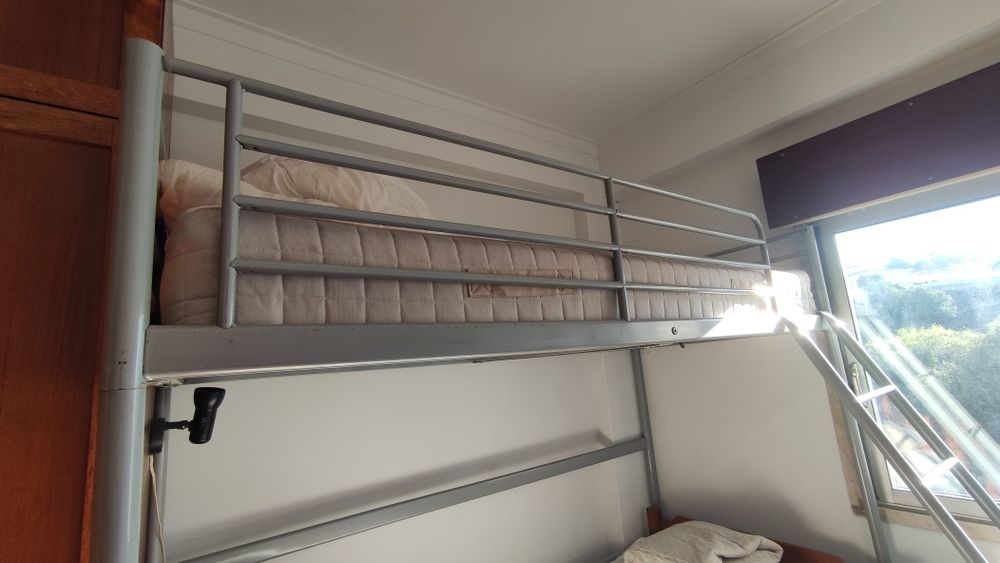 Cama alta SVARTA ikea com Colchão