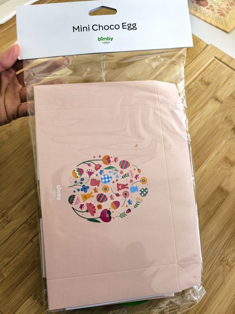 Forma de ovos da Páscoa com caixa para oferecer
