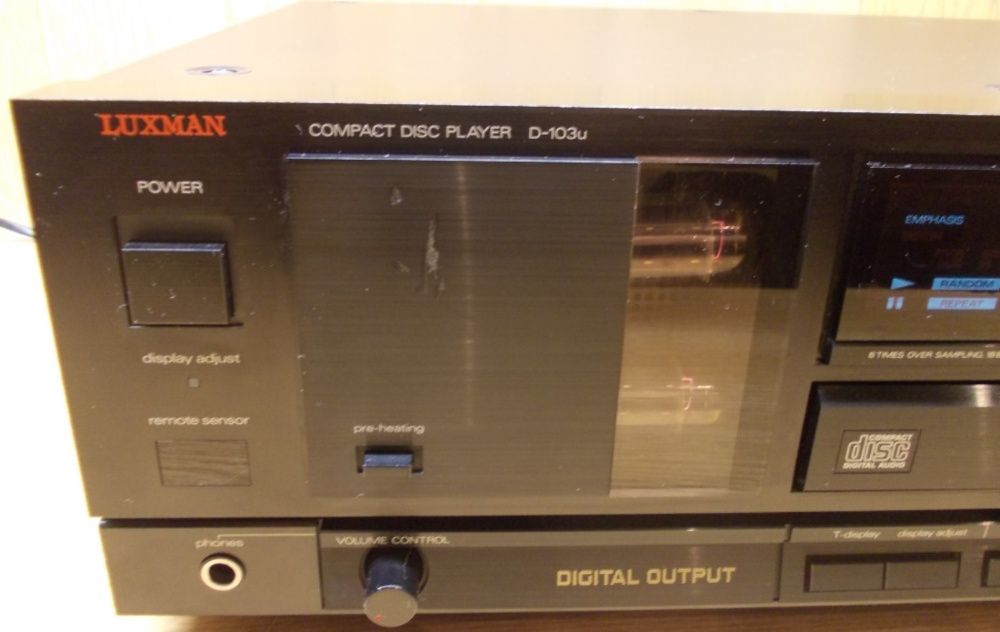 CD програвач Luxman D-103u