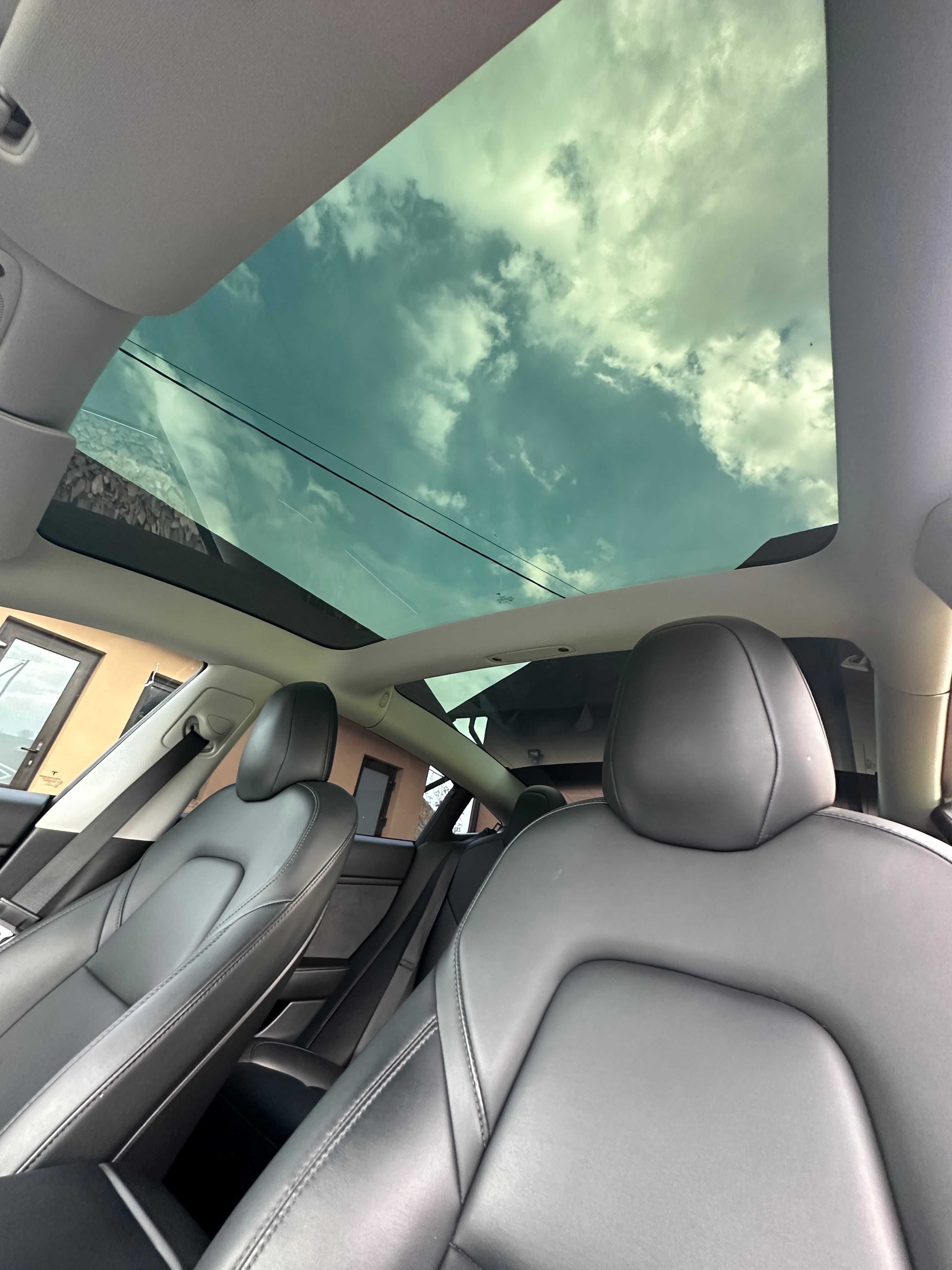 Автомобіль Tesla Model 3