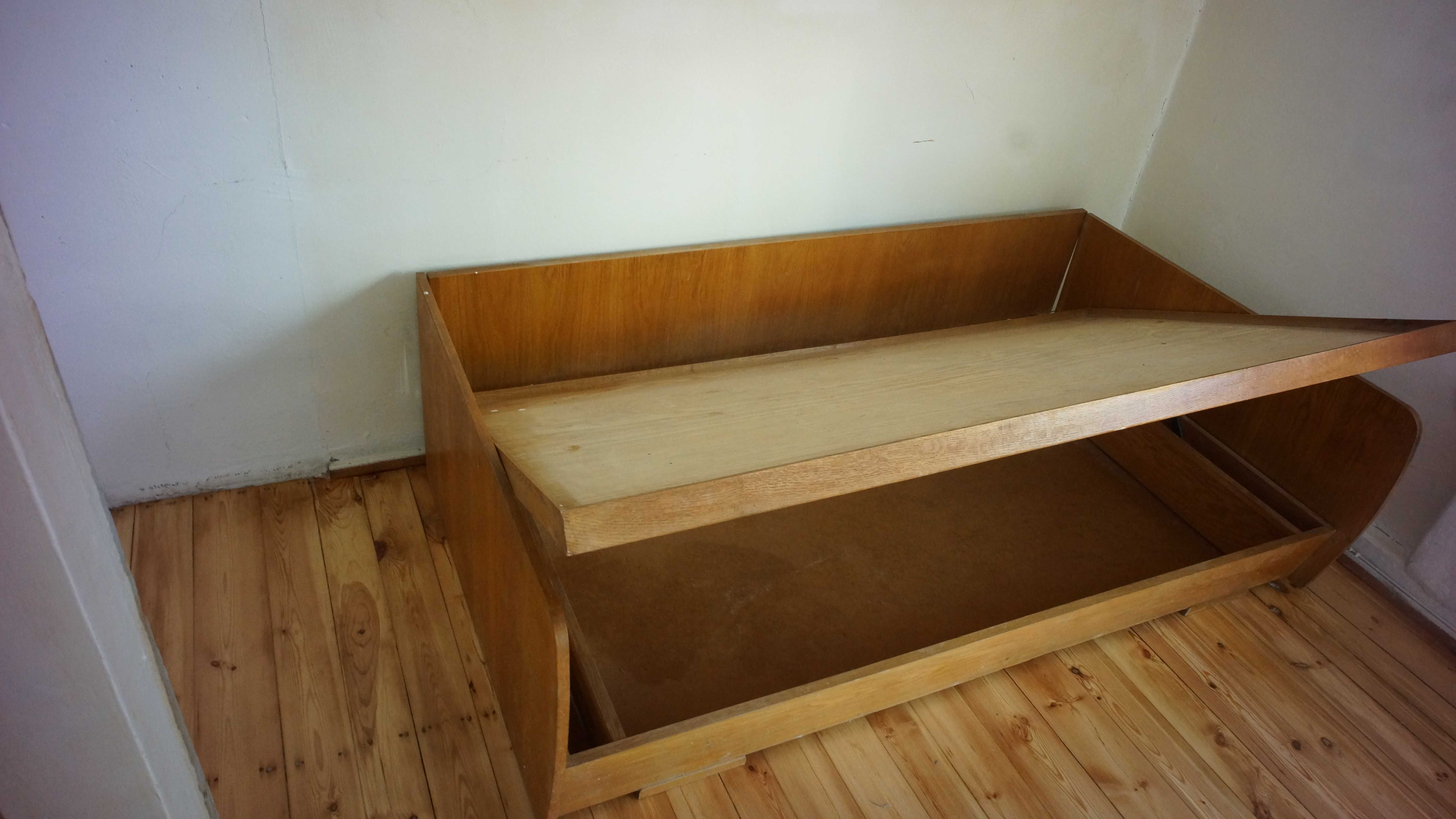 Drewniane łóżko art-deco