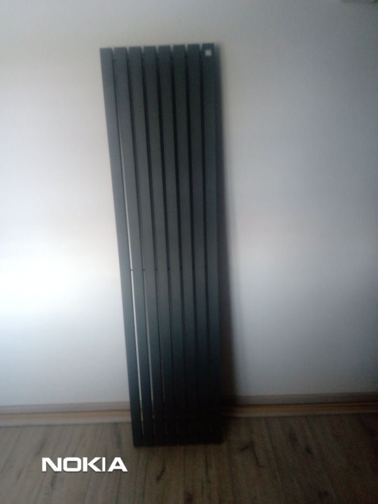 Grzejnik grafitowy nowy z zaworami 160 na  40  cm
