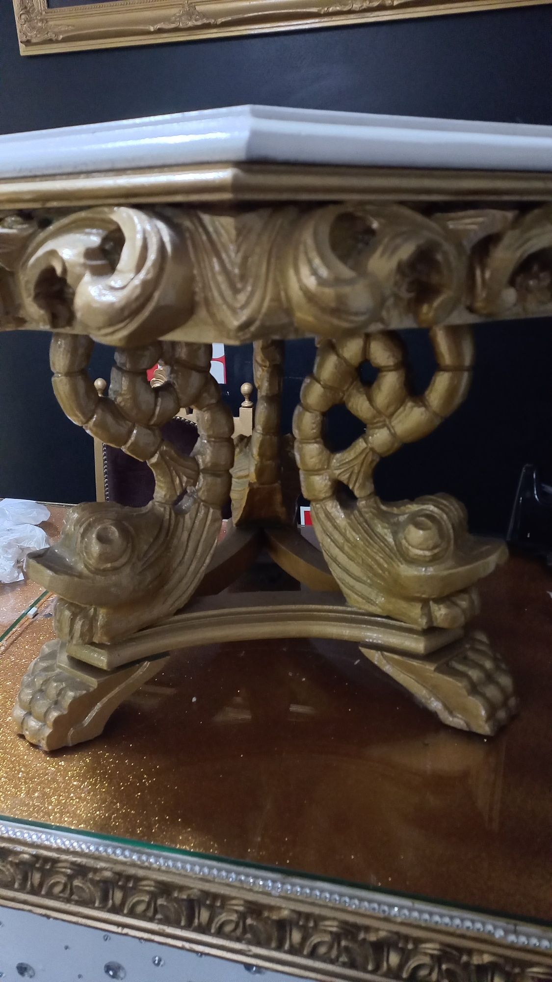 Mesa de apoio decorativa dourada
