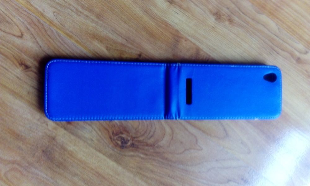 Etui do telefonu w kolorze niebieskim