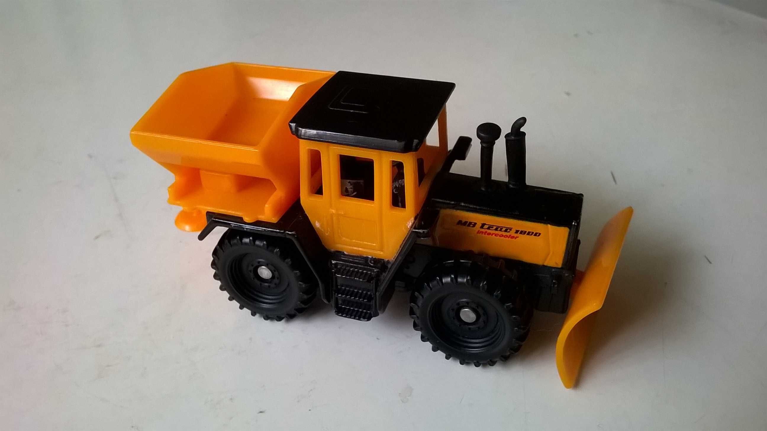 MERCEDES traktor drogowy pługo-posypiarka, skala 1:72, SIKU