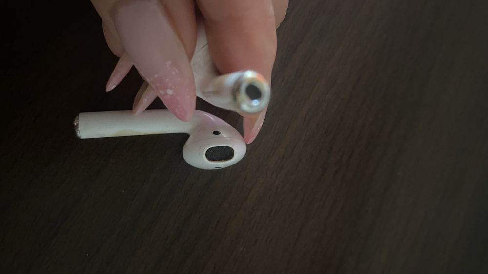 Навушники Apple AirPods 2 with Charging Case чехол