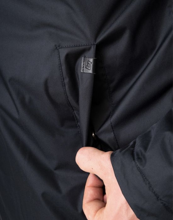 Куртка чорного кольору . Розмір М