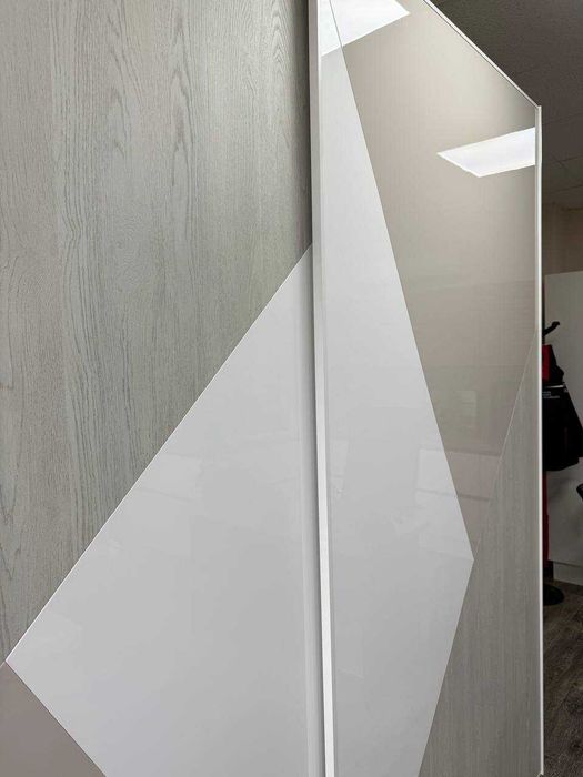 Продається виставкова шафа