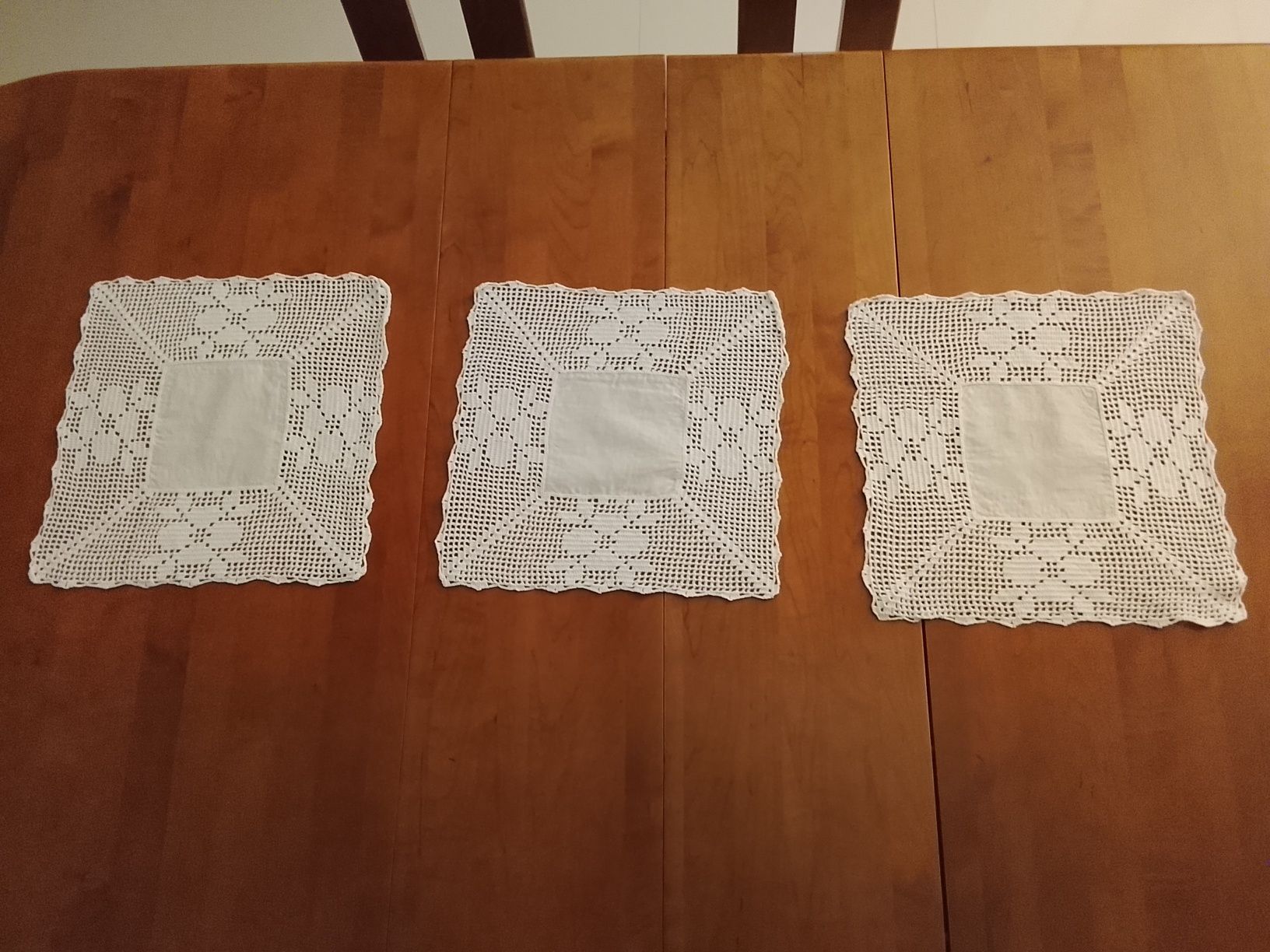 Conjunto de três naperons em crochê feitos á mão