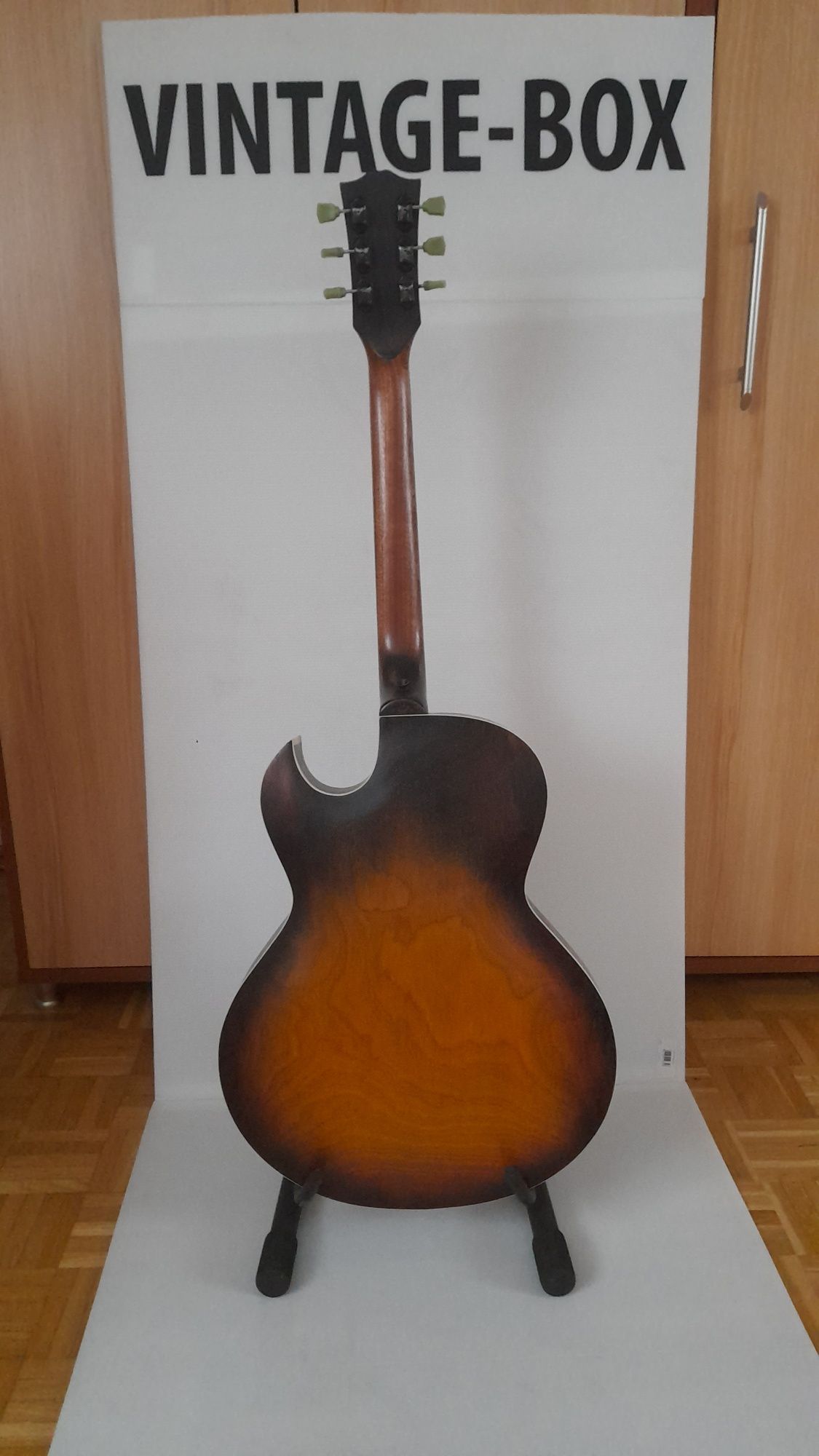 Gitara archtop Vintage-Box