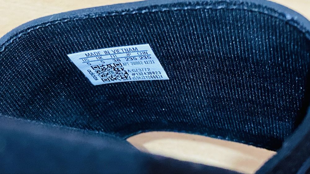 Продам Шлёпанцы adidas чёрные