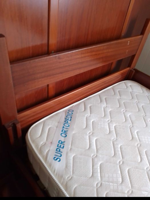 Beliche (em madeira) de 2 camas, com escada e colchões