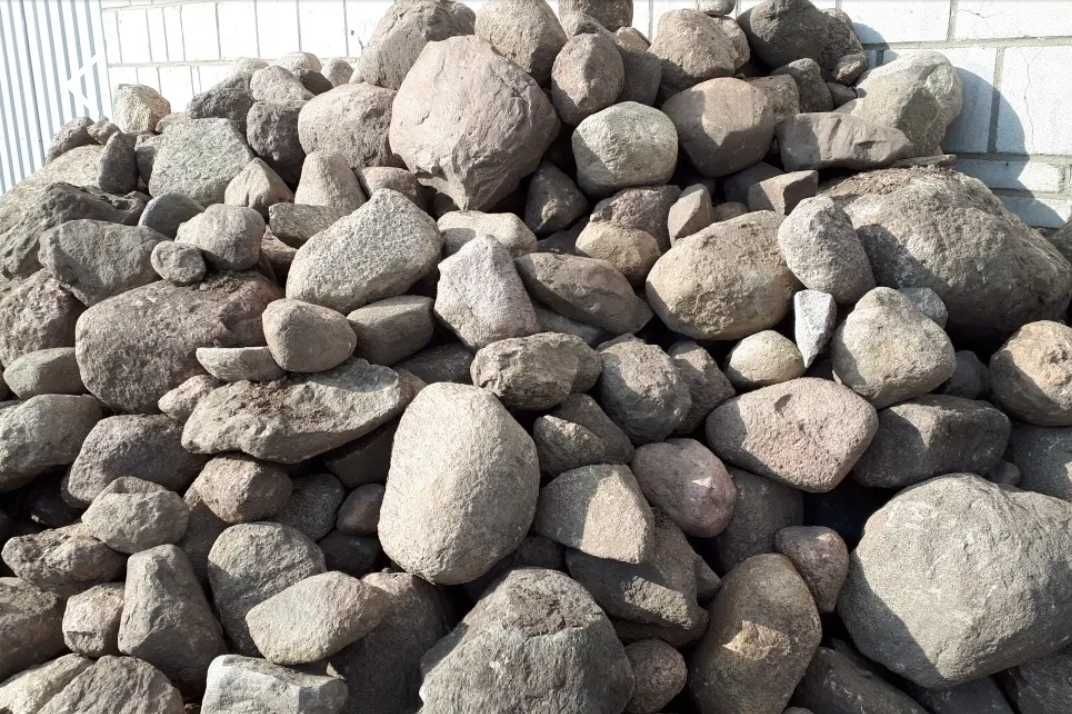 Kamienie polne, różna wielkość