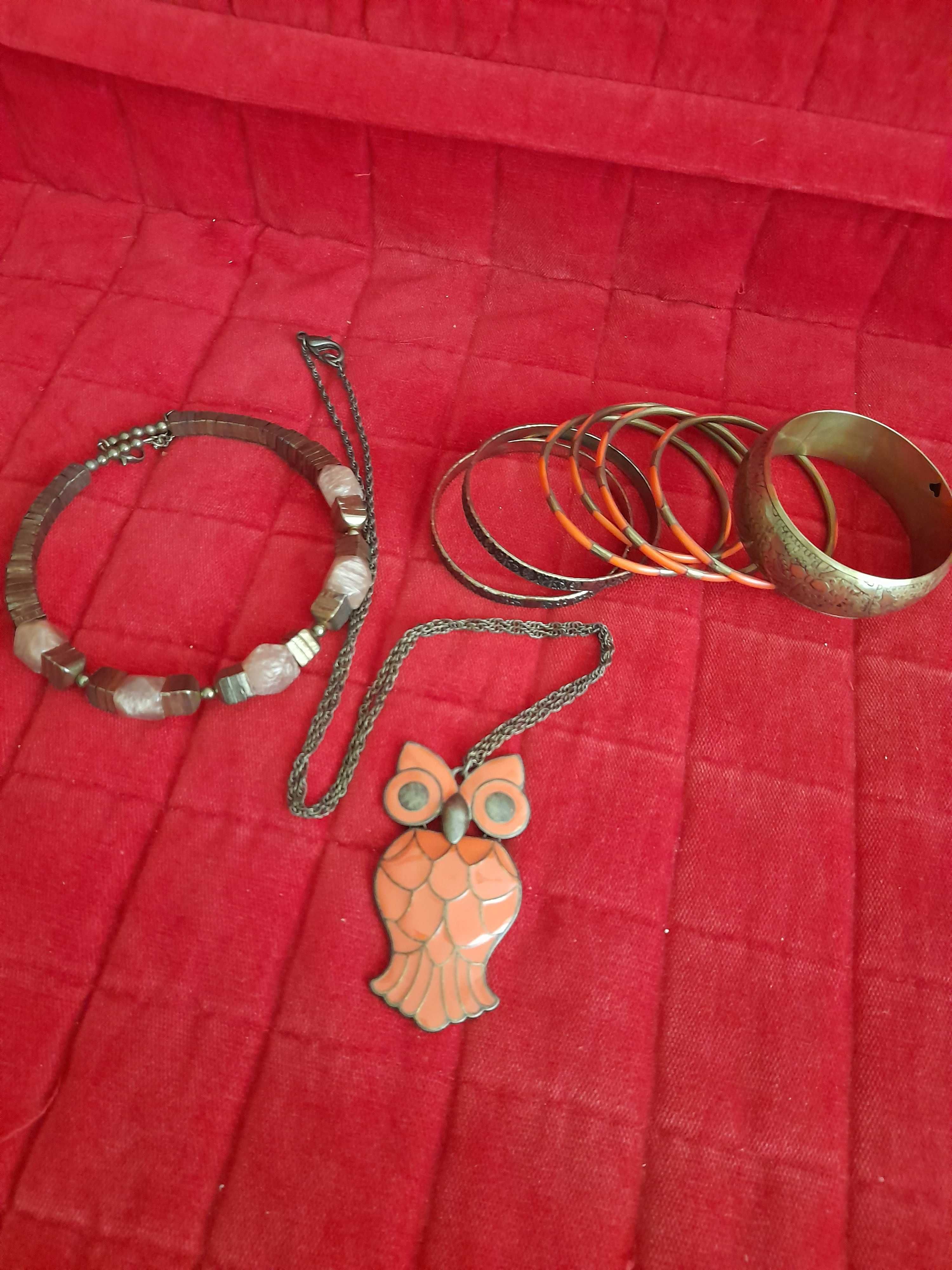 Conjunto colares e pulseiras tom latão