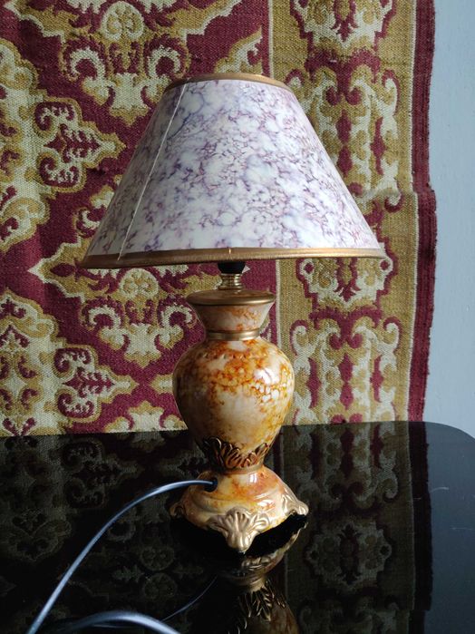 Śliczna lampka nocna z kamiennym wyglądem