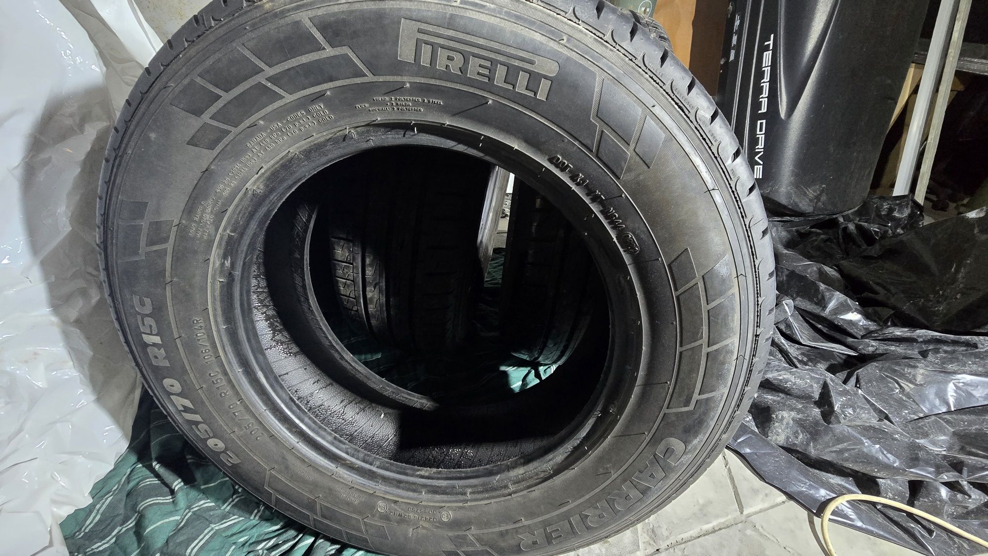 Шини Pirelli Carrier  205/70/15c   для мікроавтобуса практично нова !