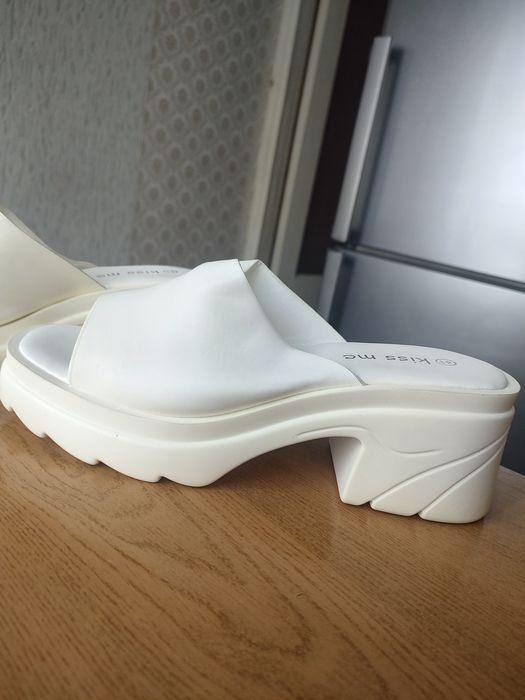Продам шльопки білі