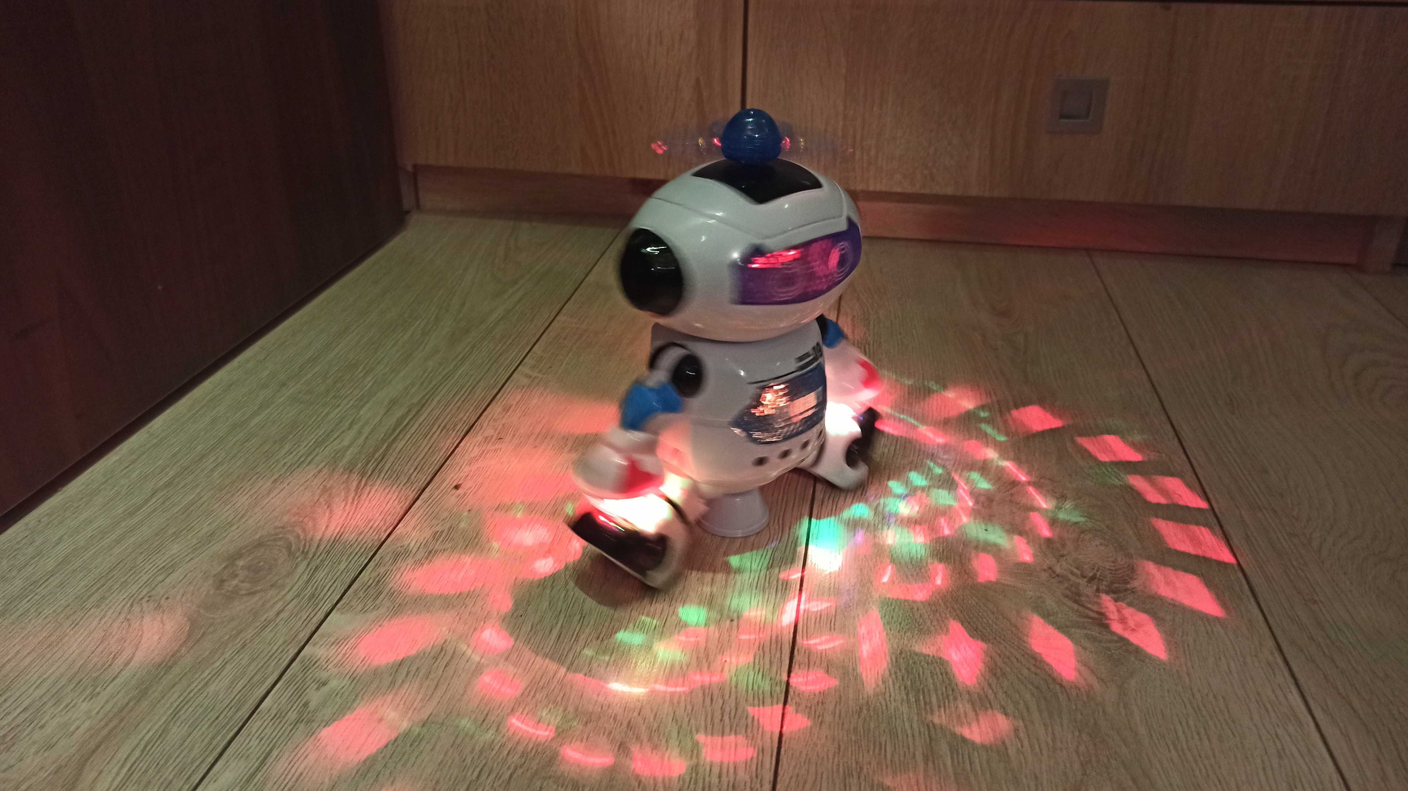 Robot grający, śpiewający i jeżdżący