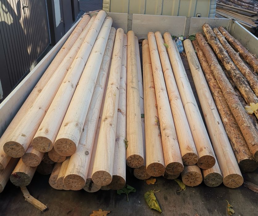 Słupki drewniane, wałki toczone, iglaste ogrodzenia stemple betonowe