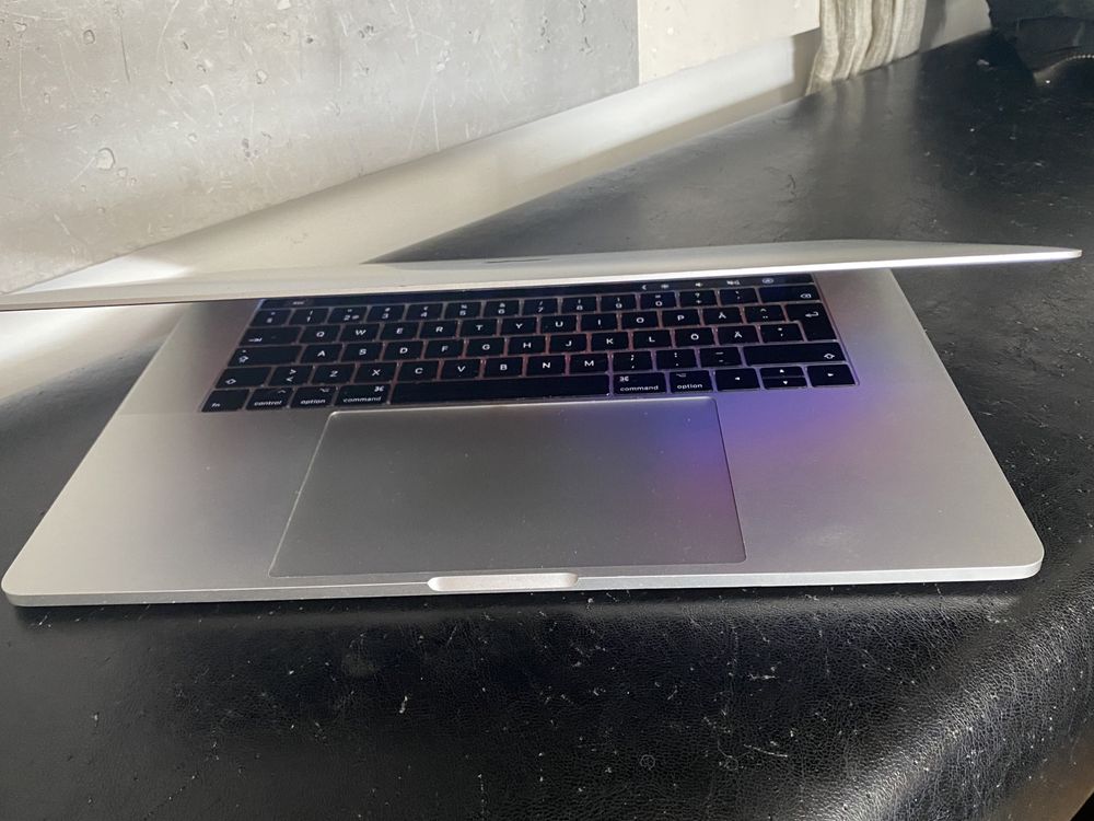 Apple Macbook Pro 15 A1707 TouchBar i7 2.8Ghz 16GB Ram 512GB SSD