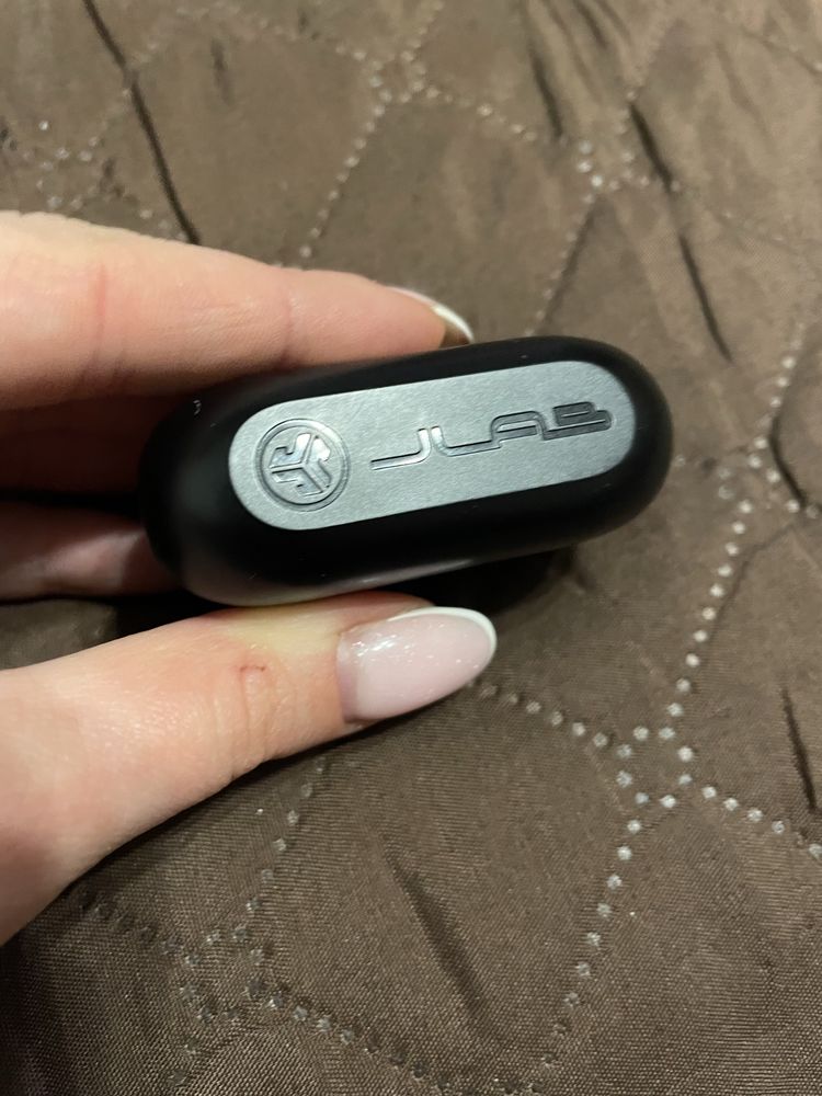 Продам бездротовий навушник разом із кейсом Jlab Go Air Pop True