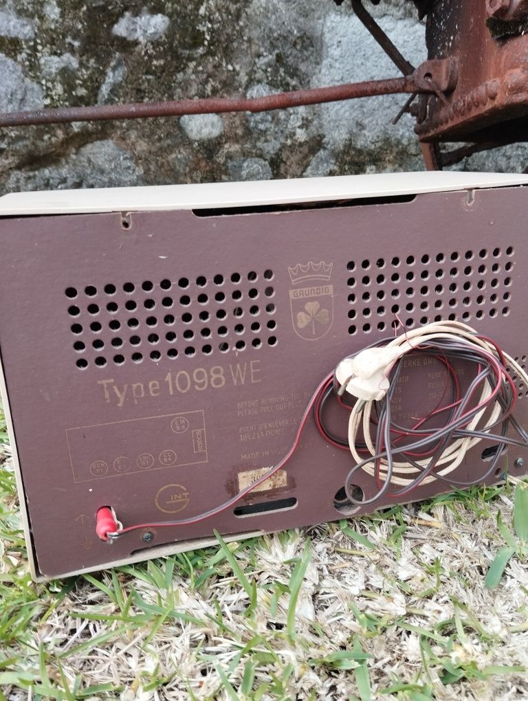 Rádio de válvulas Grundig 1098