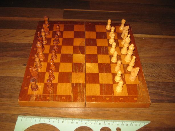 Маленькие деревянные шахматы с доской