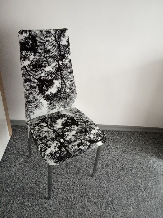 Krzesło - biało czarny las