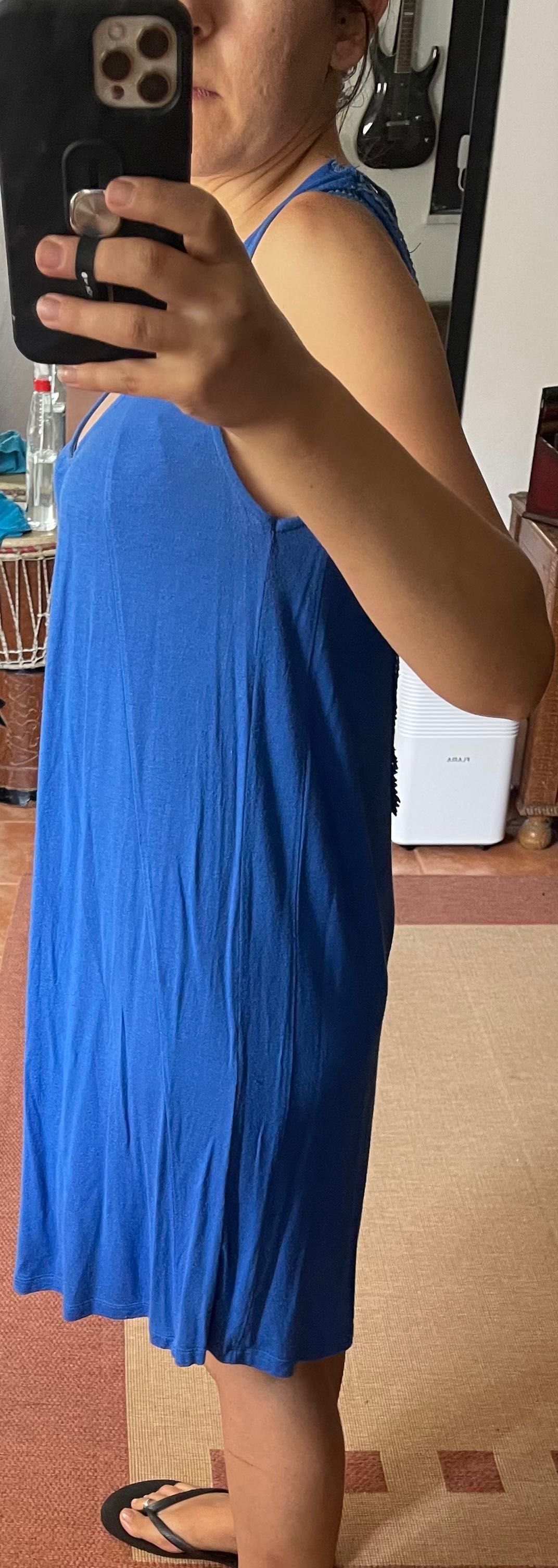 Vestido azul com costas rendilhadas