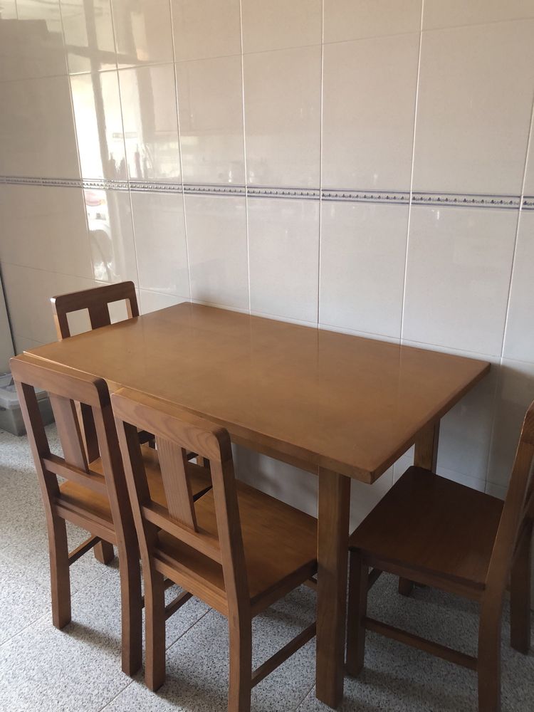 Mesa de cozinha com quatro cadeiras