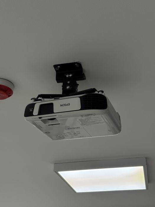 Проектор Epson EB-X41 і Екран разом