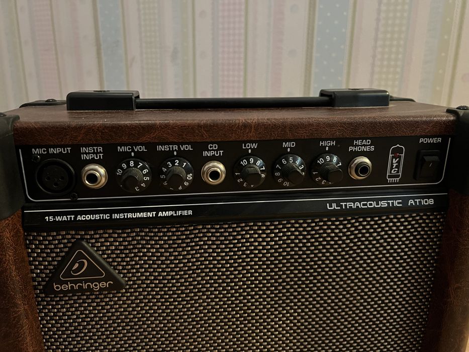 Комбоусилитель для акустической гитары Behringer Ultracoustic AT108