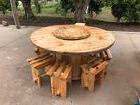 Mesa rústica com bancos de madeira reutilizada