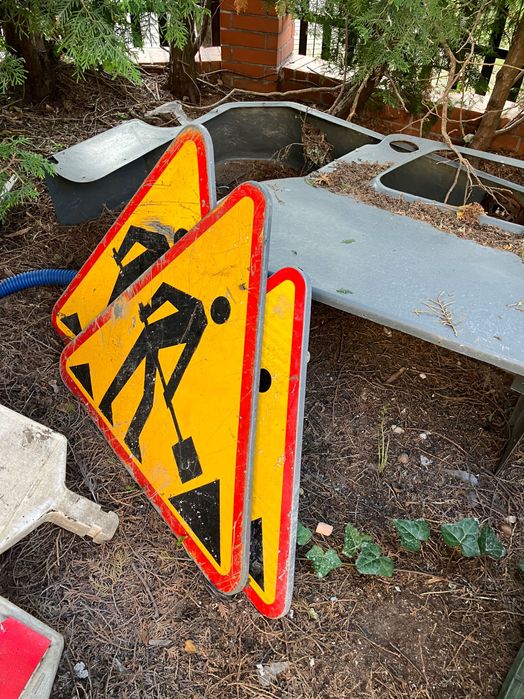 Znaki drogowe roboty drogowe ogranicznik skrajni