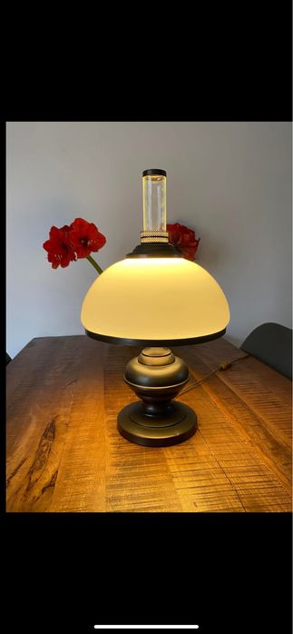 Elegancka , zadbana lampa stołowa