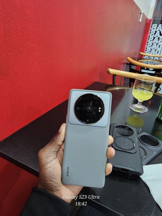 Vendo e troco meu xiaomi 12s ultra muito limpo como  novo 256gb