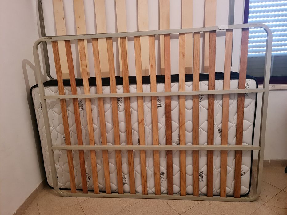 Cama com mesas de cabeceira e estrado