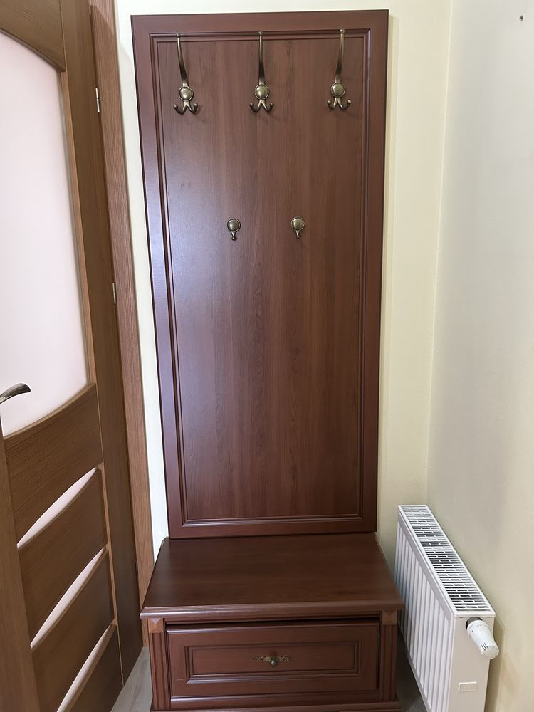 Wieszak drewniany do przedpokoju